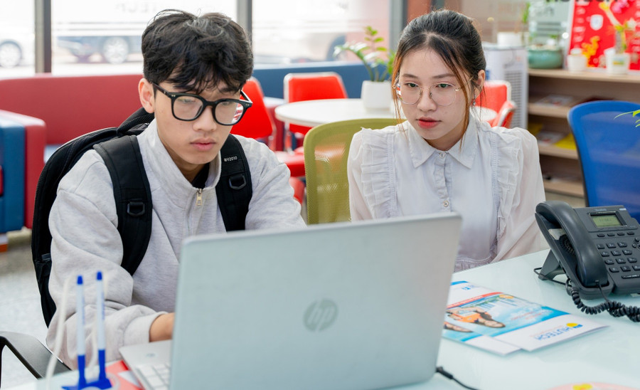 Thí sinh tìm hiểu thông tin tuyển sinh tại Trường Đại học Công nghệ TPHCM.