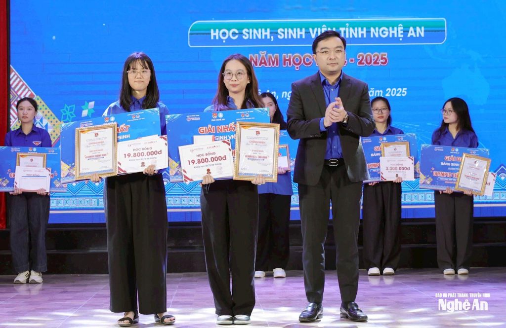 2 thí sinh đạt giải nhất ở bảng học sinh và sinh viên