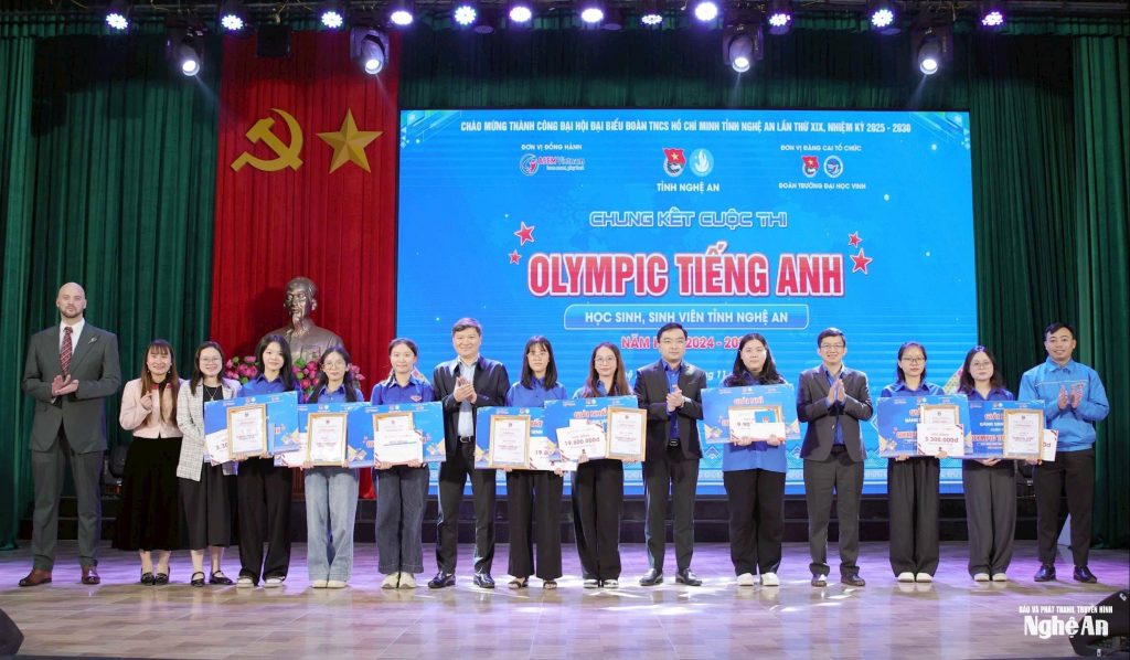 Đại diện BTC trao giải cho các thí sinh